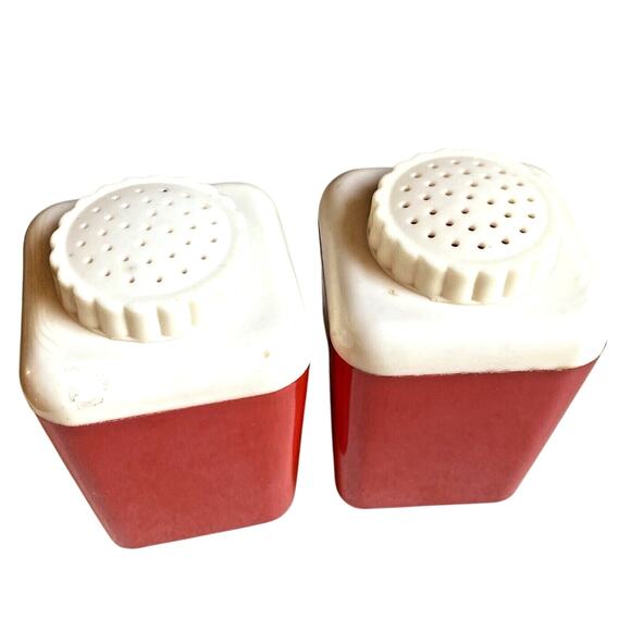Vintage 1940's Red & White Plastic Salt & Pepper Shakers LUSTRO WARE Kitchen Set - Picture 6 of 9